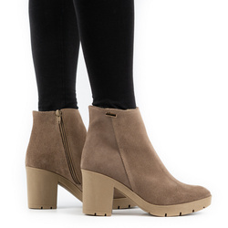 Dámské zateplené semišové boty Riva s jehlovým podpatkem tmavě béžové barvy