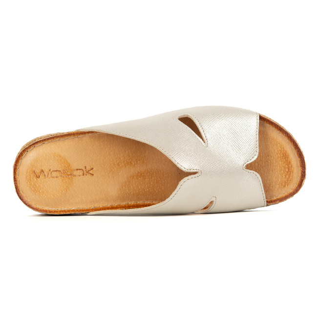 Wasak 0755W – klapki damskie skórzane na lekkim koturnie złote