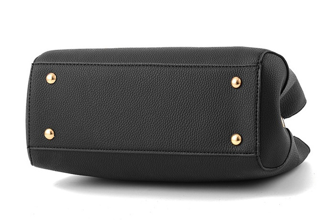 Torebka damska kuferek z brelokiem miejska czarna