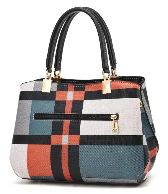 Torebka damska kuferek z pomponem