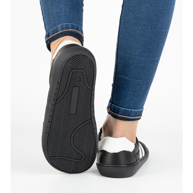 Buty skórzane damskie JOKER BLACKORWHITE 908 czarne – minimalistyczne sneakersy od Olivier