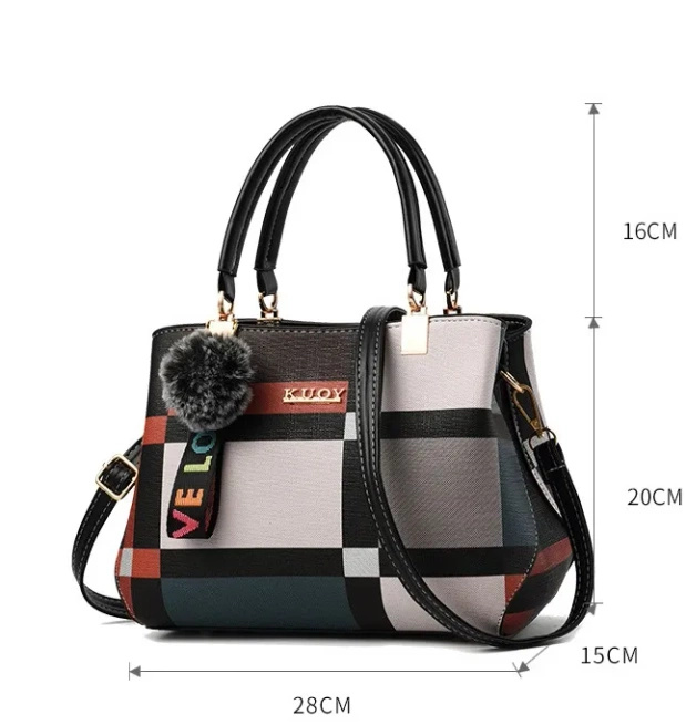 Torebka damska kuferek z pomponem