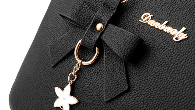 Torebka damska kuferek z brelokiem miejska czarna