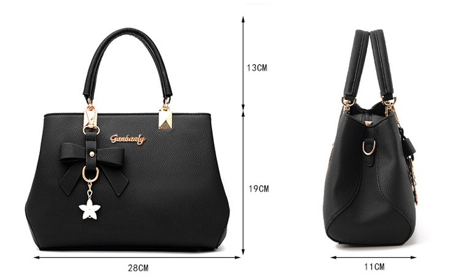 Torebka damska kuferek z brelokiem miejska czarna