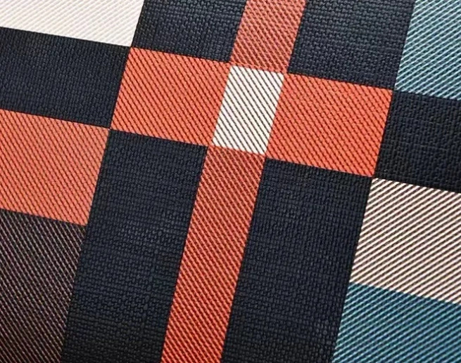 Torebka damska kuferek z pomponem