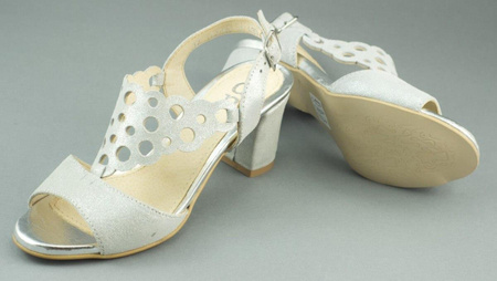 Zamszowe sandały damskie na słupku 2083 biało-srebrne