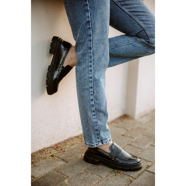 Dámské kožené nazouvací polobotky 0706 černé s tlustou podrážkou