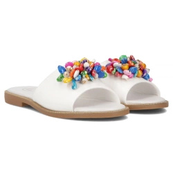 Modne skórzane klapki damskie DK6233 białe z kolorowymi kamykami